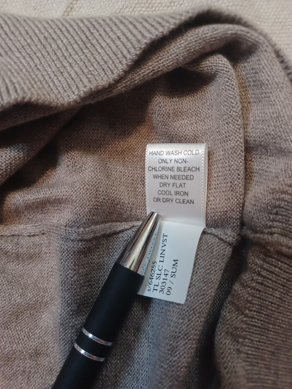Banana Republic V-Neck Silk/Cotton Sweater Vest Men's Size Large - Picture 4 of 7